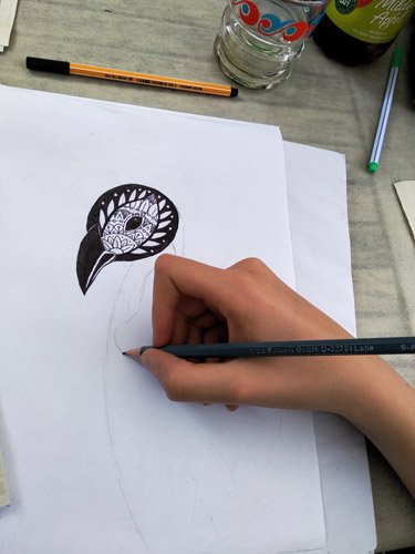 Mit einem Stift entstehen fantasievolle Muster auf Papier