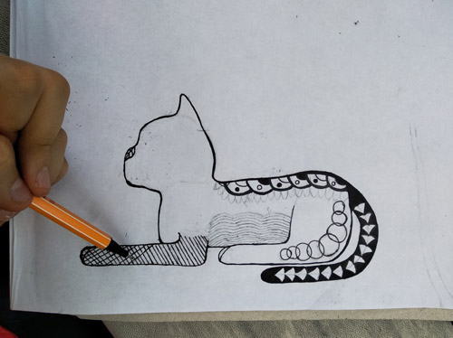 Einblick in unsere Kreativkurse: eine Hand zeichnet fantasievolle Muster